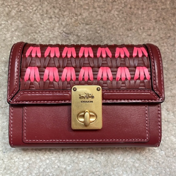 Hutton shoulder bag with weaving shop